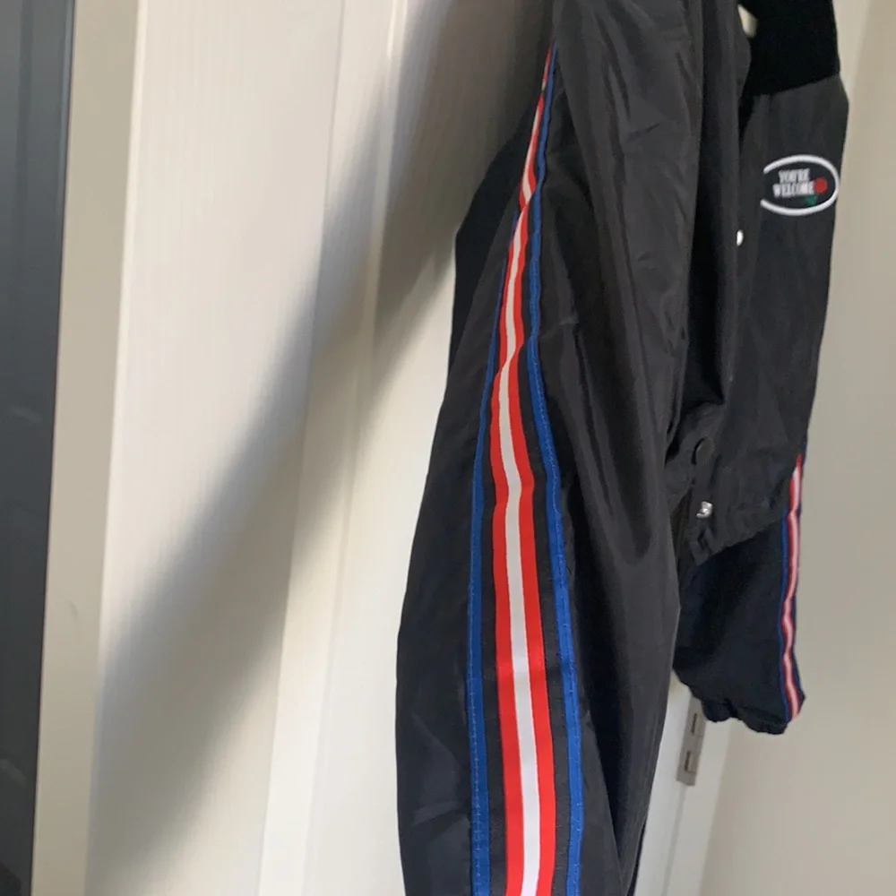 HP 🎉 Cropped Black windbreaker jacket - Picture 4 of 7